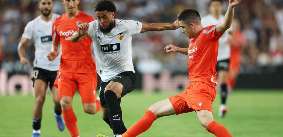 Jugadores en acción durante el partido Real Sociedad-Valencia