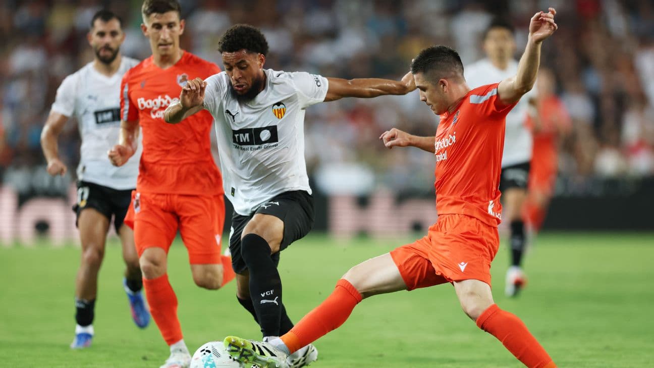 Jugadores en acción durante el partido Real Sociedad-Valencia