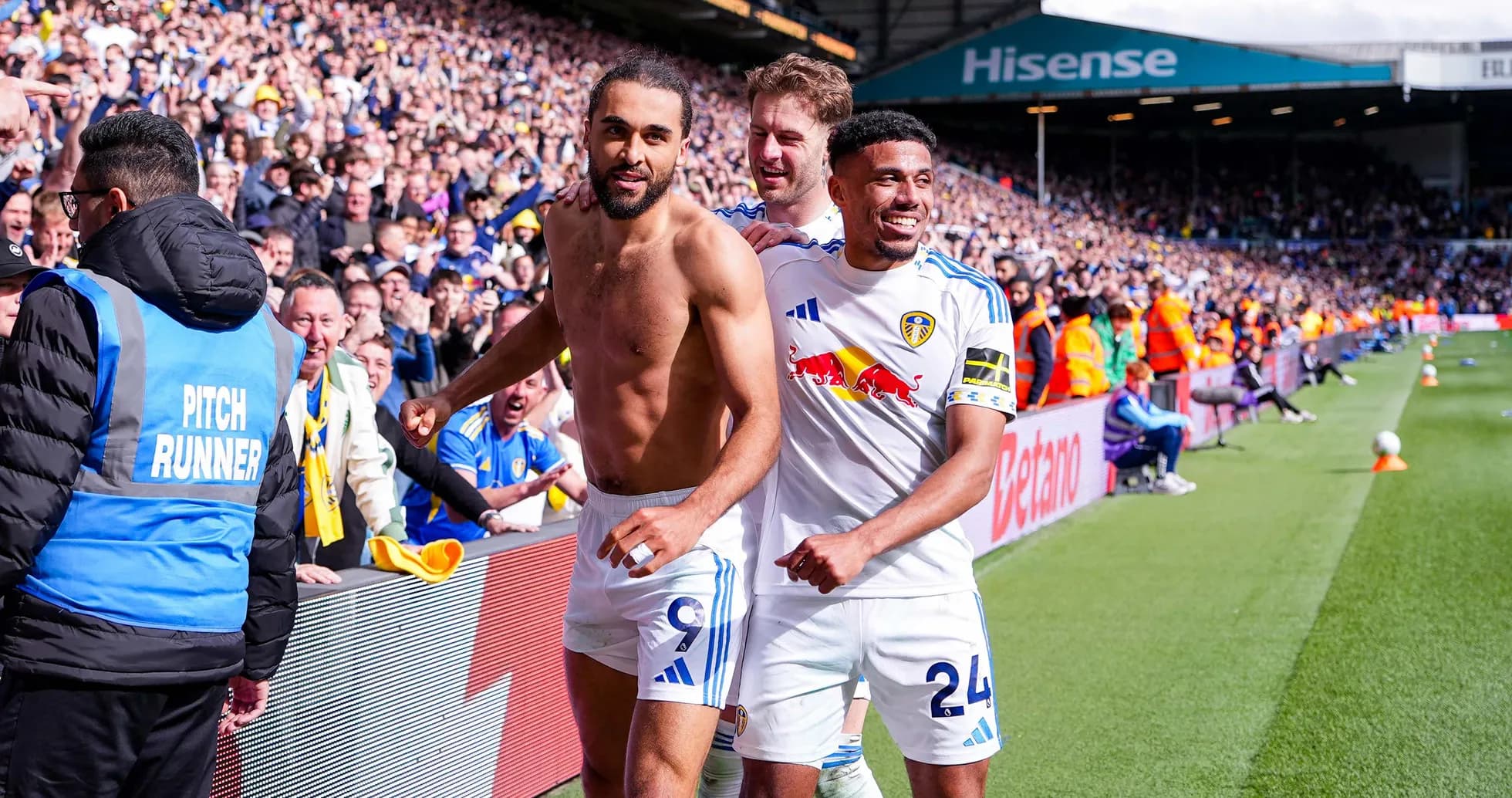 Jugadores de Leeds celebrando un gol