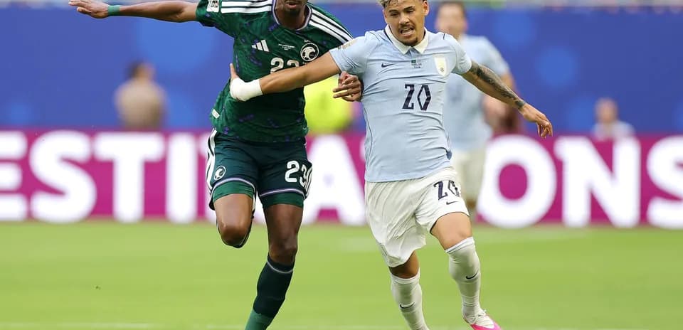 Jugadores compitiendo por el balón en partido