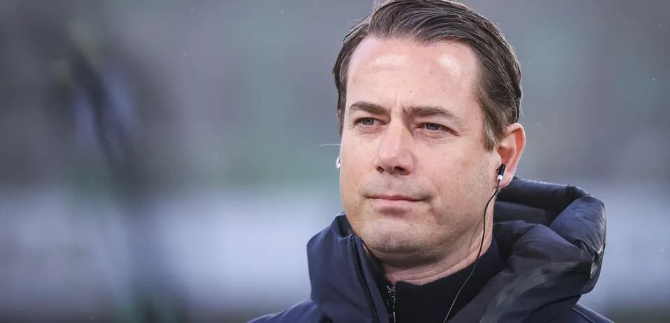 Entrenador con auriculares en el campo de entrenamiento