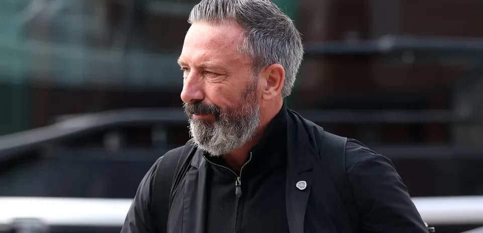 Hombre con barba caminando hacia la cámara