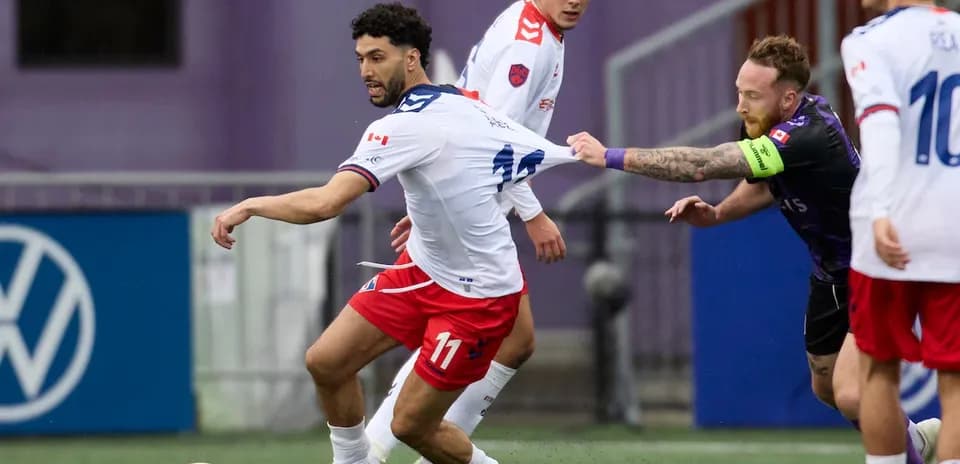 Jugador de Supra du Quebec driblando en el partido