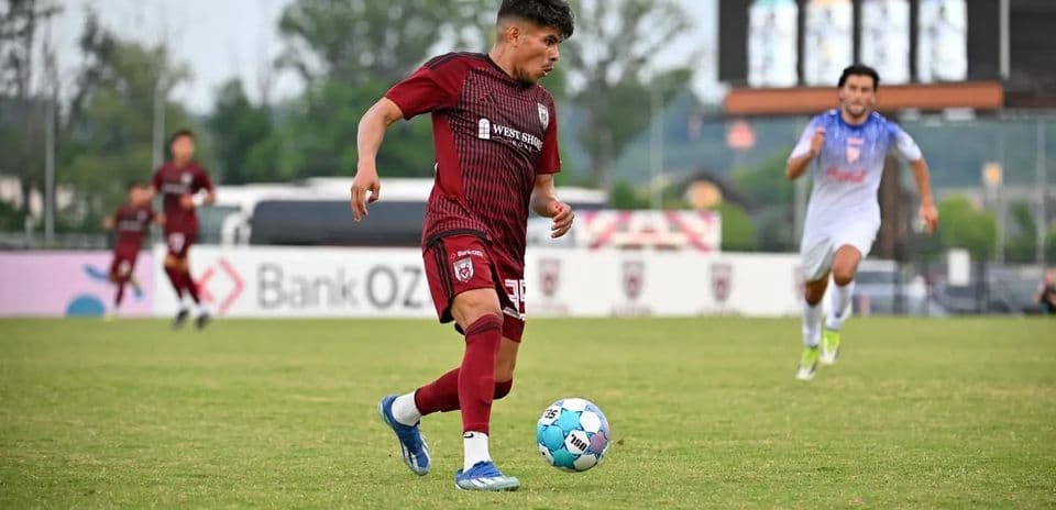 Jugador de Knoxville avanzando con el balón