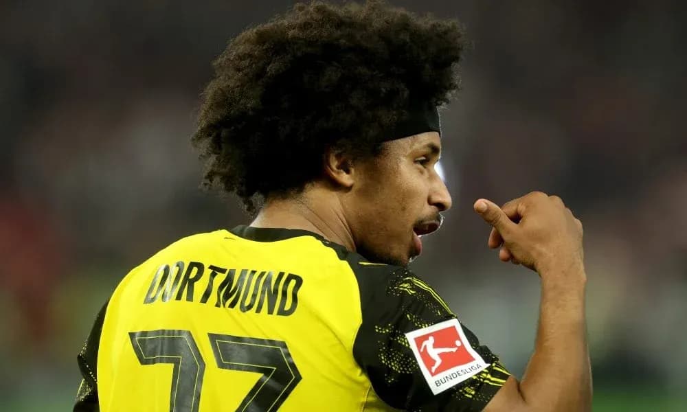 Jugador de Dortmund señalando con la mano durante partido