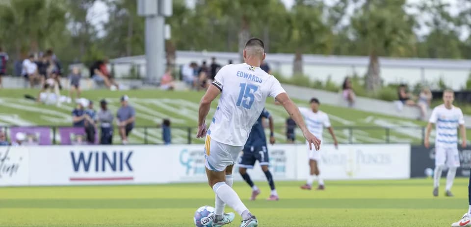 Jugador preparando un tiro en el partido