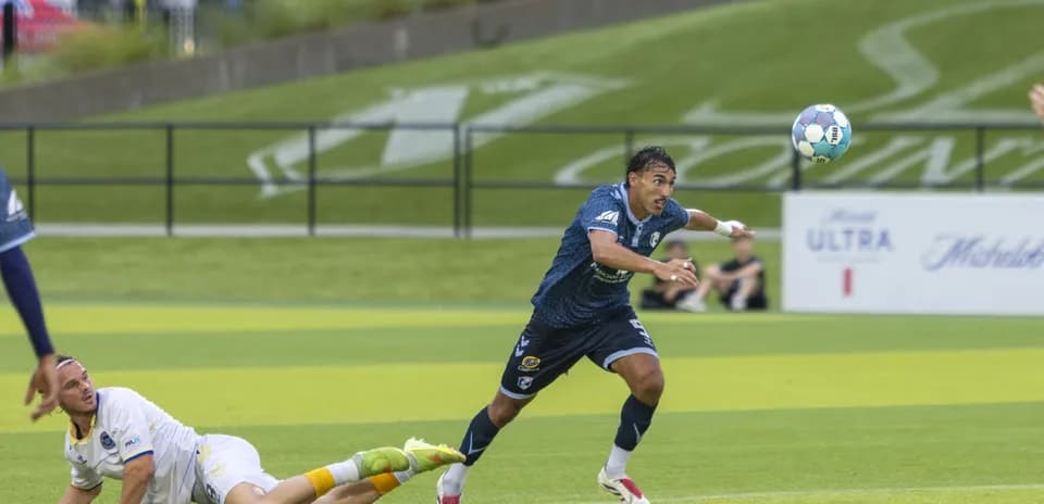 Jugador persigue el balón en el partido