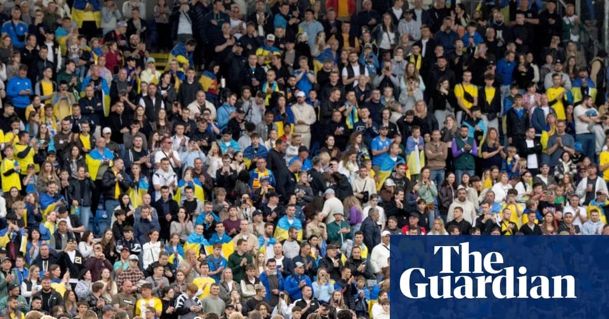 Multitud de aficionados animando en un estadio