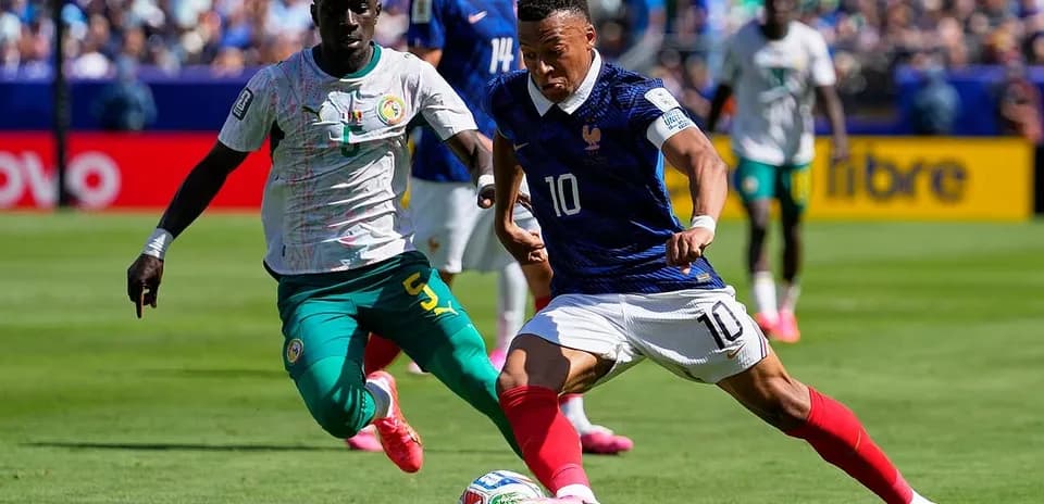 Jugadores de Francia y Senegal en acción