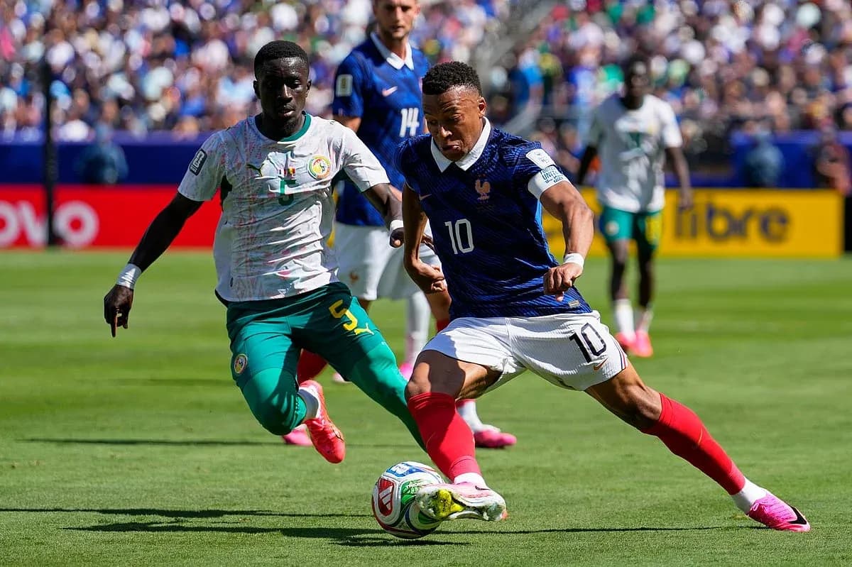 Jugadores de Francia y Senegal en acción