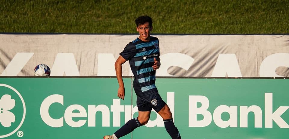 Jugador de Sporting KC II corriendo con el balón
