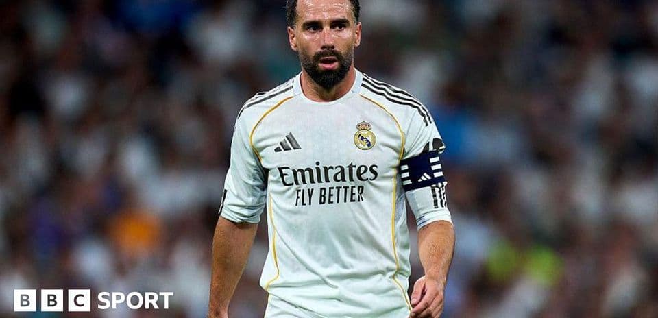 Jugador de Real Madrid con banda de capitán en acción