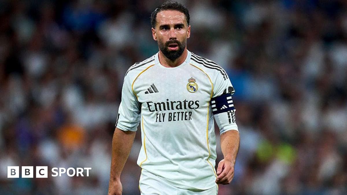 Jugador de Real Madrid con banda de capitán en acción