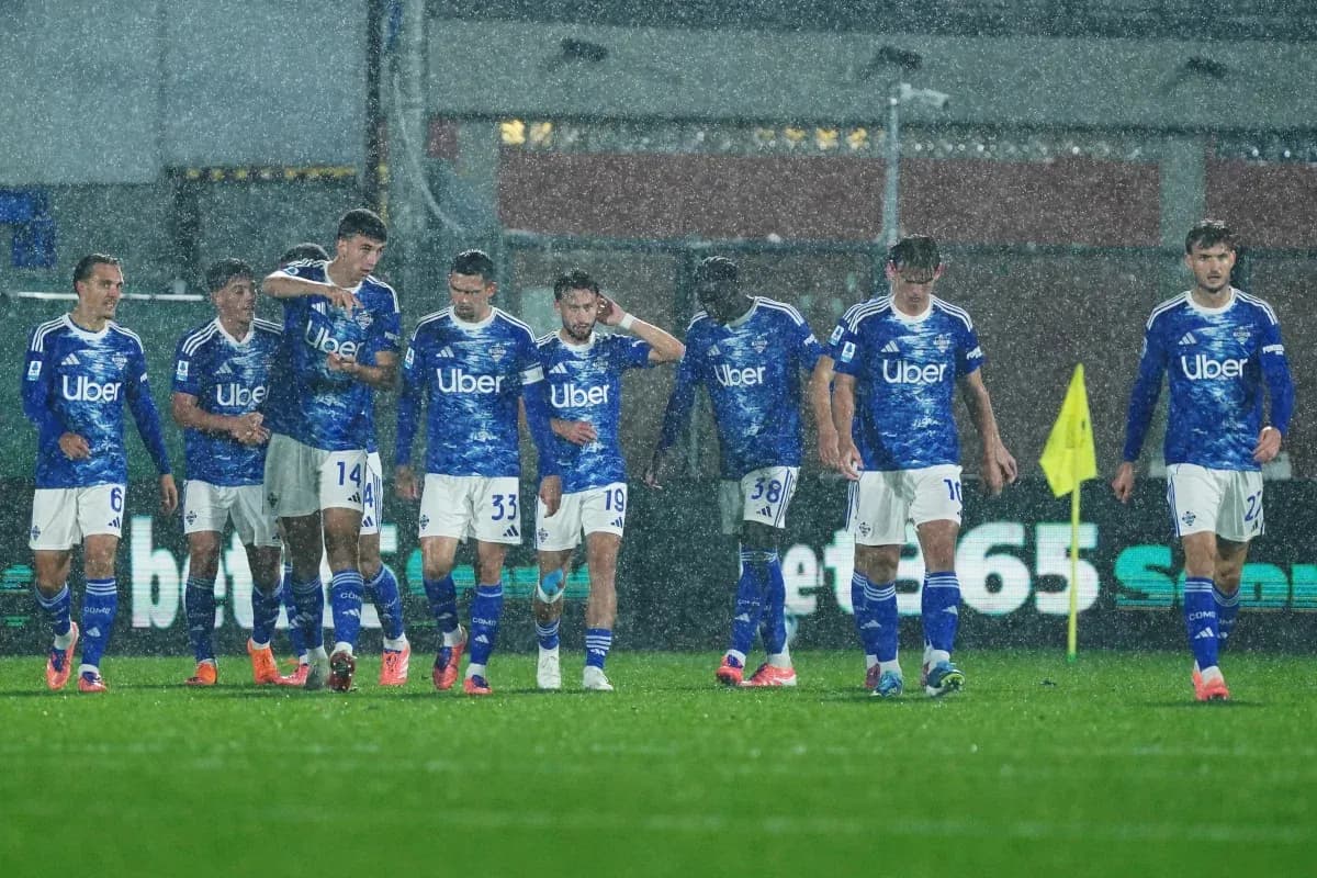 Jugadores de Como en partido bajo la lluvia