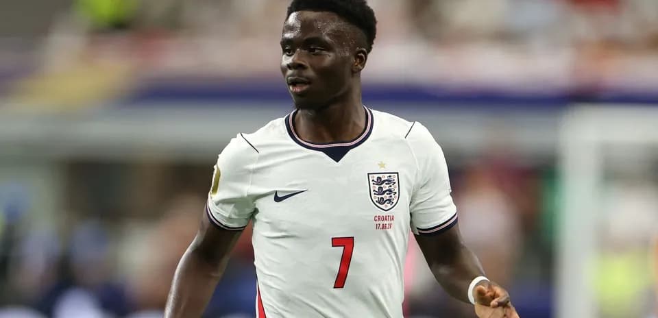 Jugador de Inglaterra con camiseta blanca en el campo