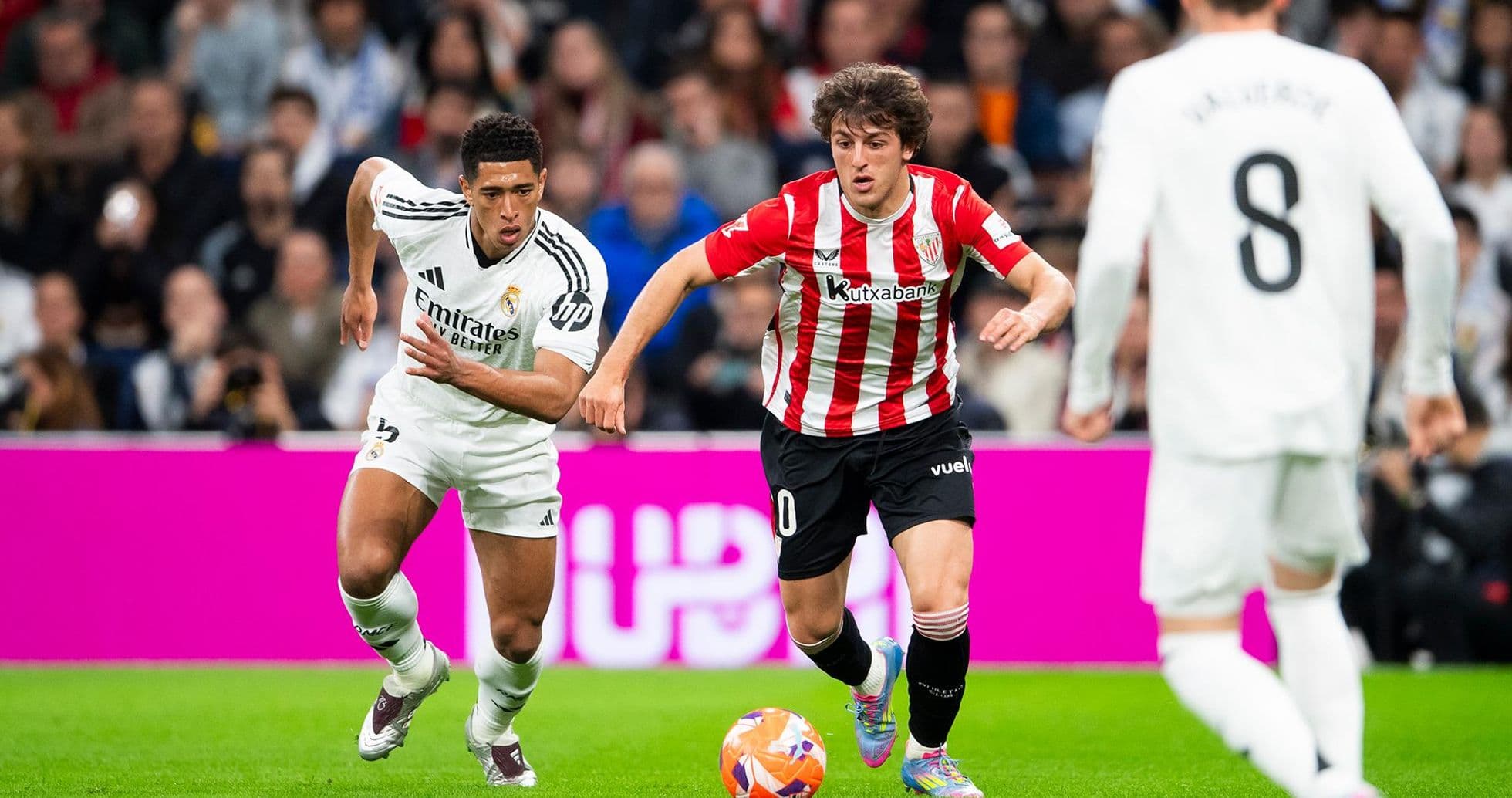 Jugadores compiten por el balón en el partido