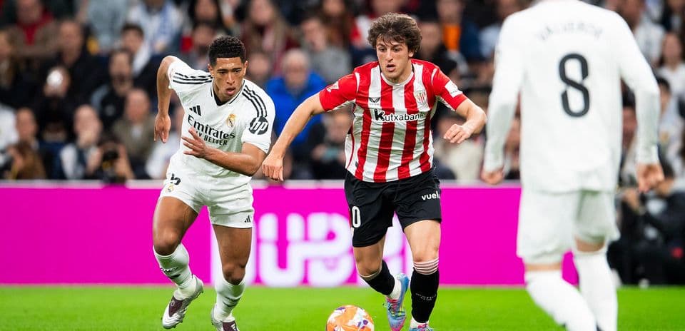 Jugadores compiten por el balón en el partido