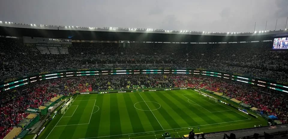 Estadio con espectadores antes del partido de fútbol