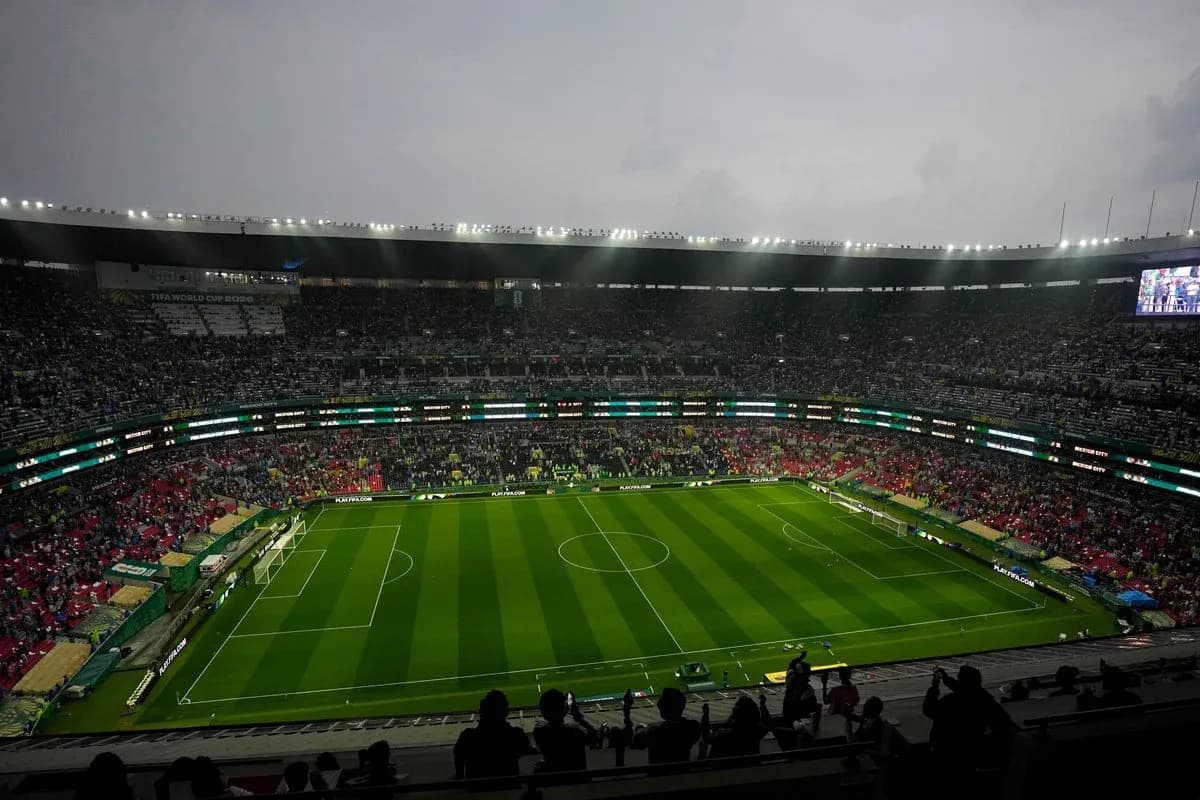 Estadio con espectadores antes del partido de fútbol