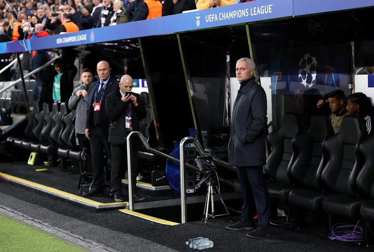 Entrenador observando el partido desde el banquillo