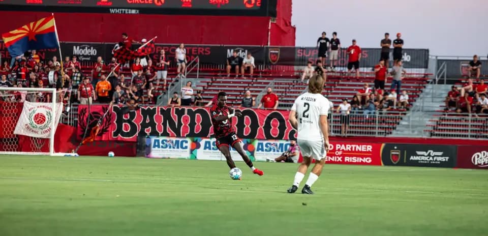 Un jugador de Phoenix Rising pasando el balón