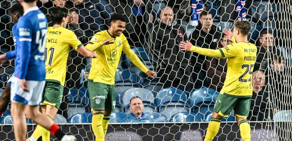 Jugadores celebrando un gol en el partido