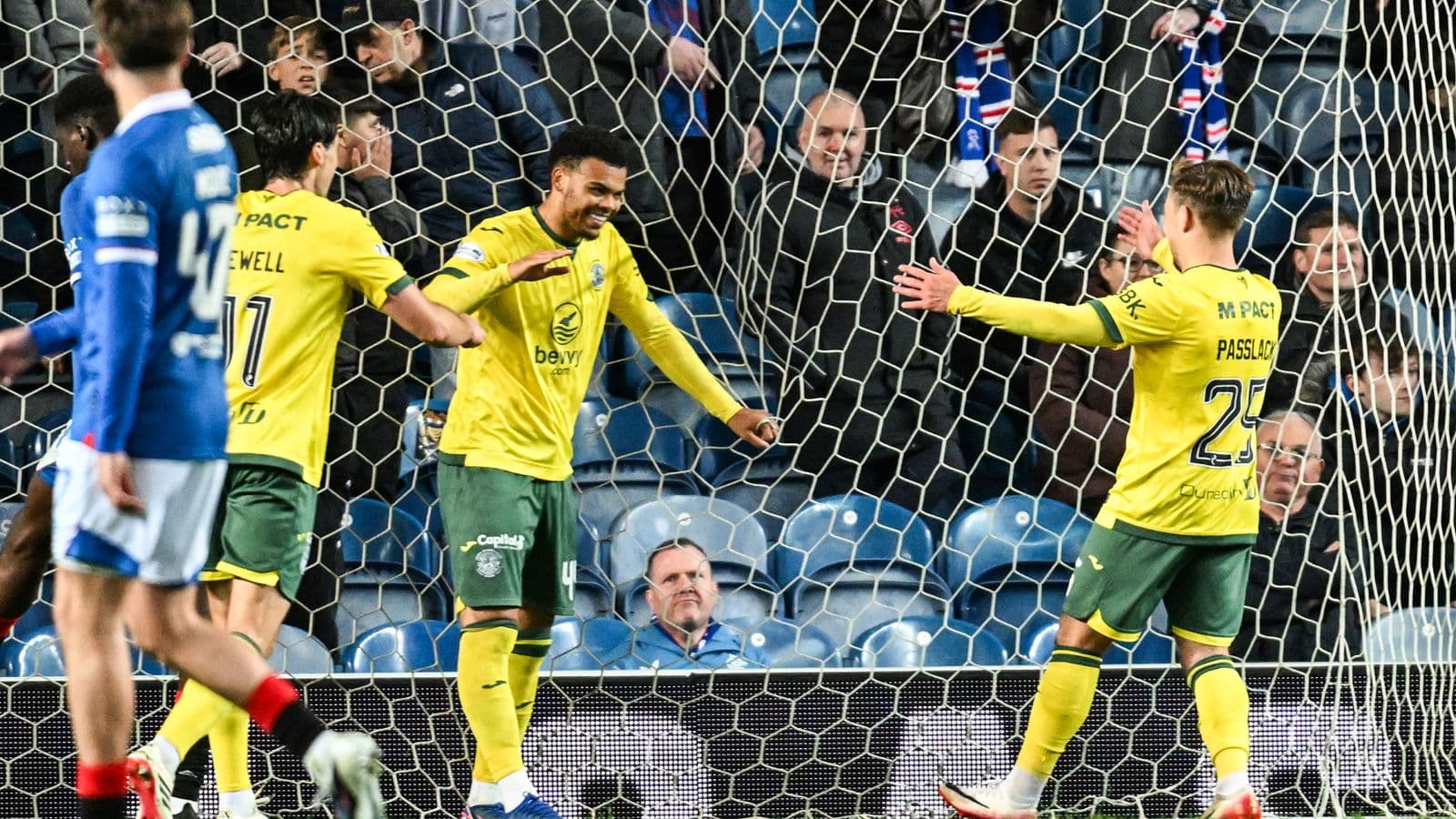 Jugadores celebrando un gol en el partido