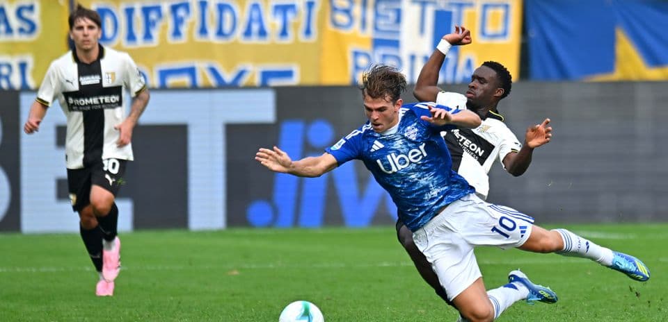 Jugador de Como cae tras falta en partido