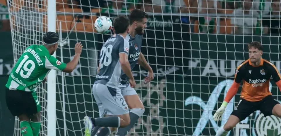 Jugador de Real Betis intentando anotar un gol