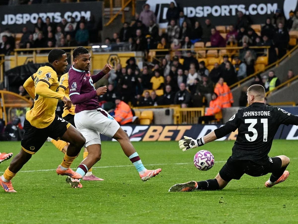 Jugadores de Burnley y Wolves durante el partido