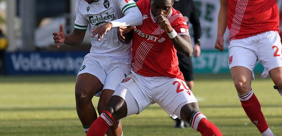 Jugador de York United luchando por el balón