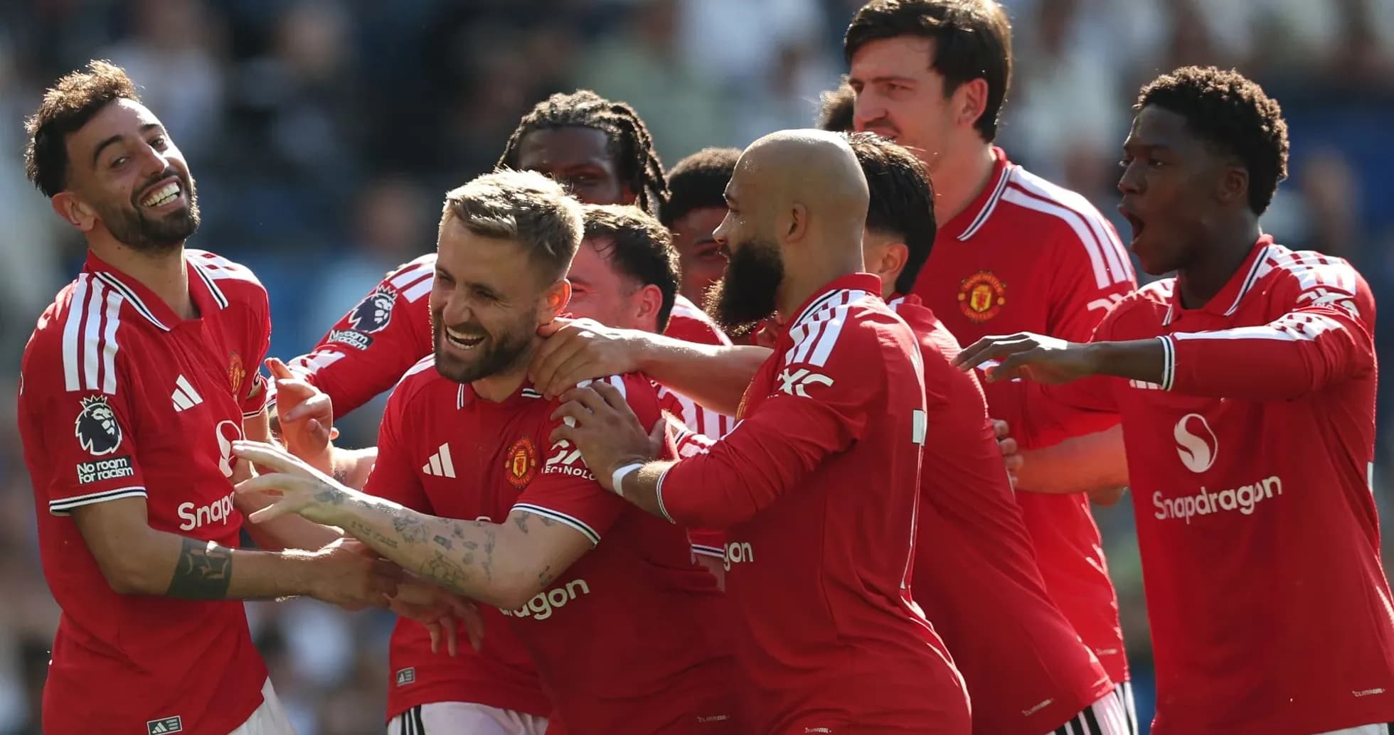 Jugadores de Manchester United celebrando un gol juntos