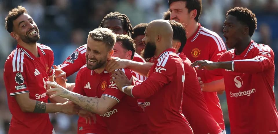 Jugadores de Manchester United celebrando un gol juntos