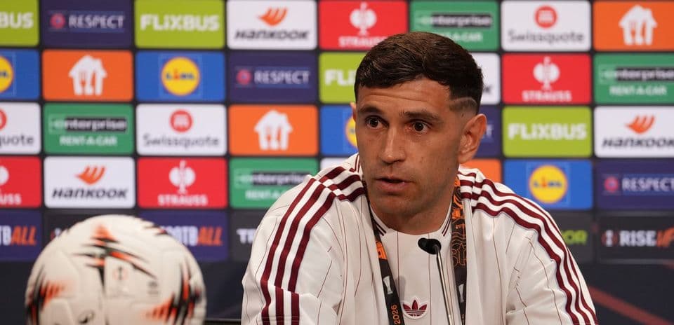 Jugador en rueda de prensa con balón en mesa