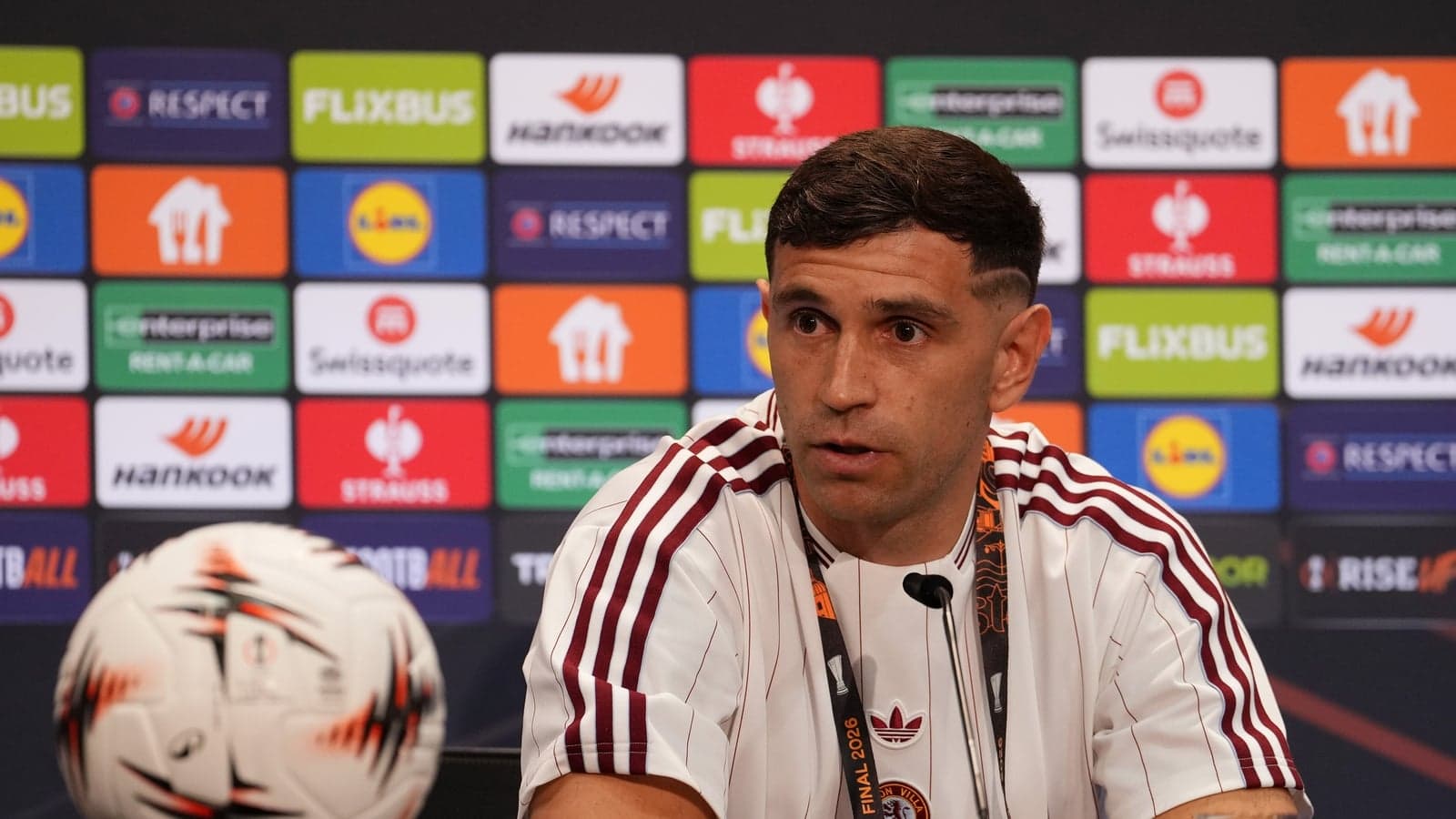 Jugador en rueda de prensa con balón en mesa
