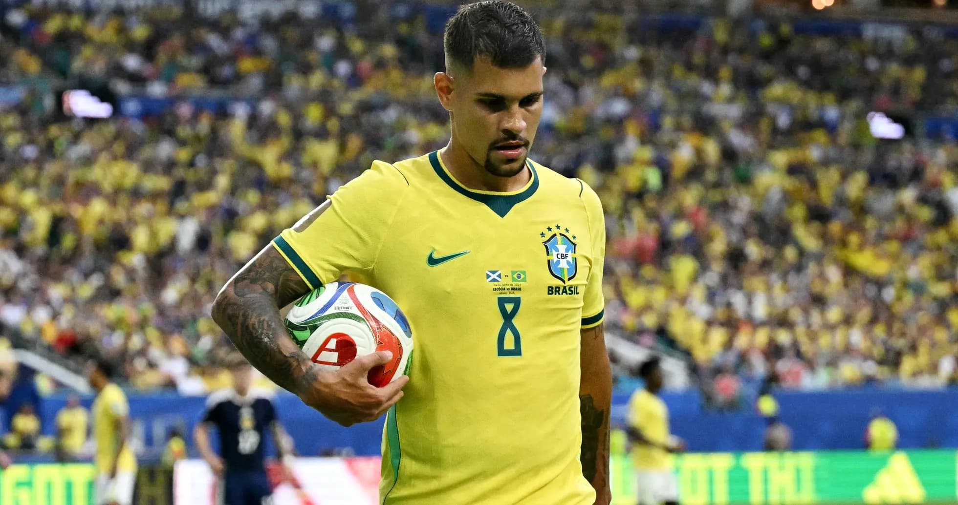 Jugador de Brasil sosteniendo un balón en el campo