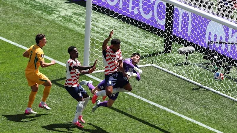 Jugadores compiten cerca de la portería durante el partido