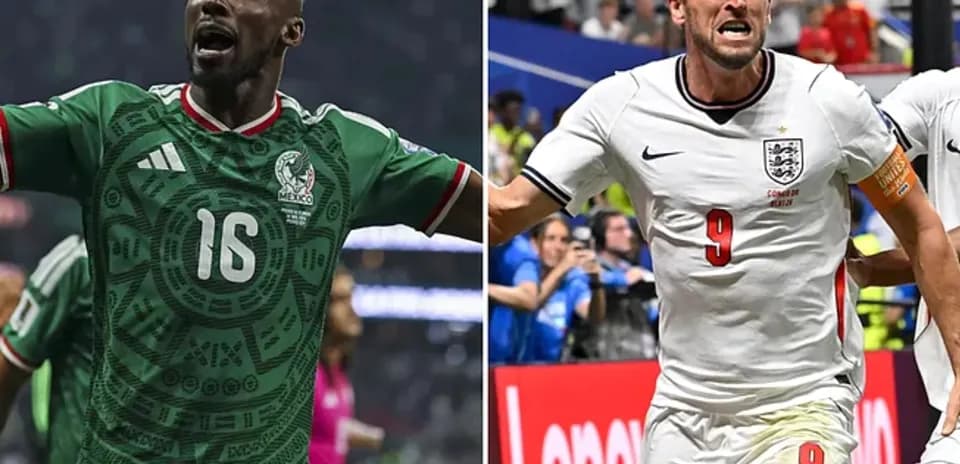 Jugadores de México e Inglaterra celebrando goles