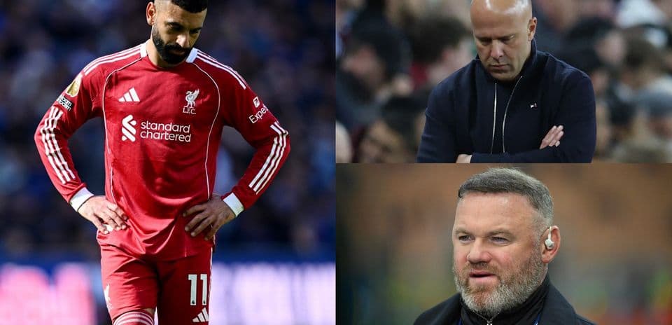 Jugador de Liverpool y entrenadores en partido