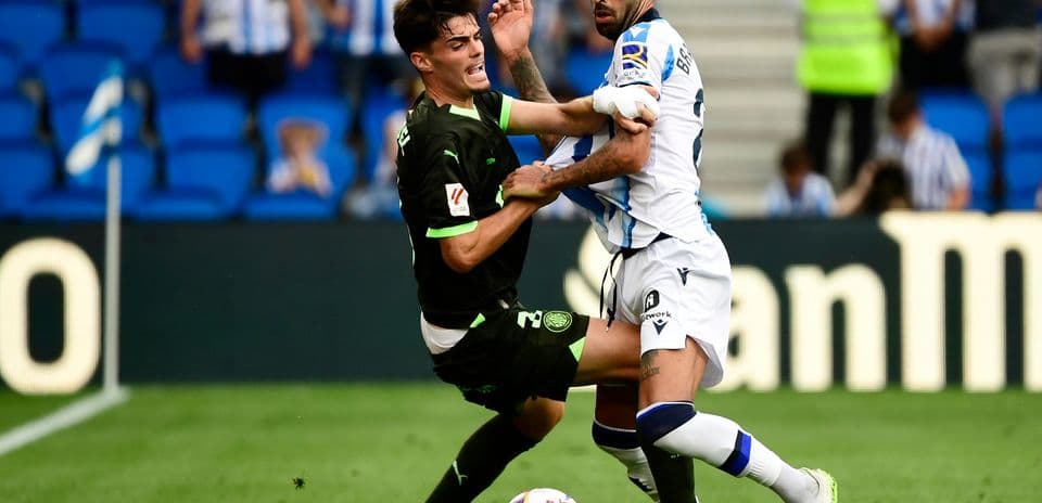 Dos jugadores luchando por el balón en La Liga