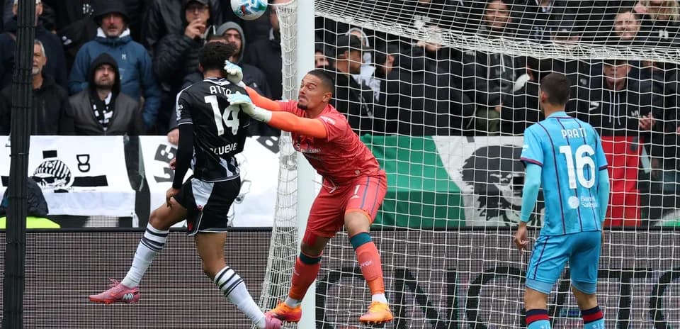 Jugadores de Cagliari y Udinese en acción