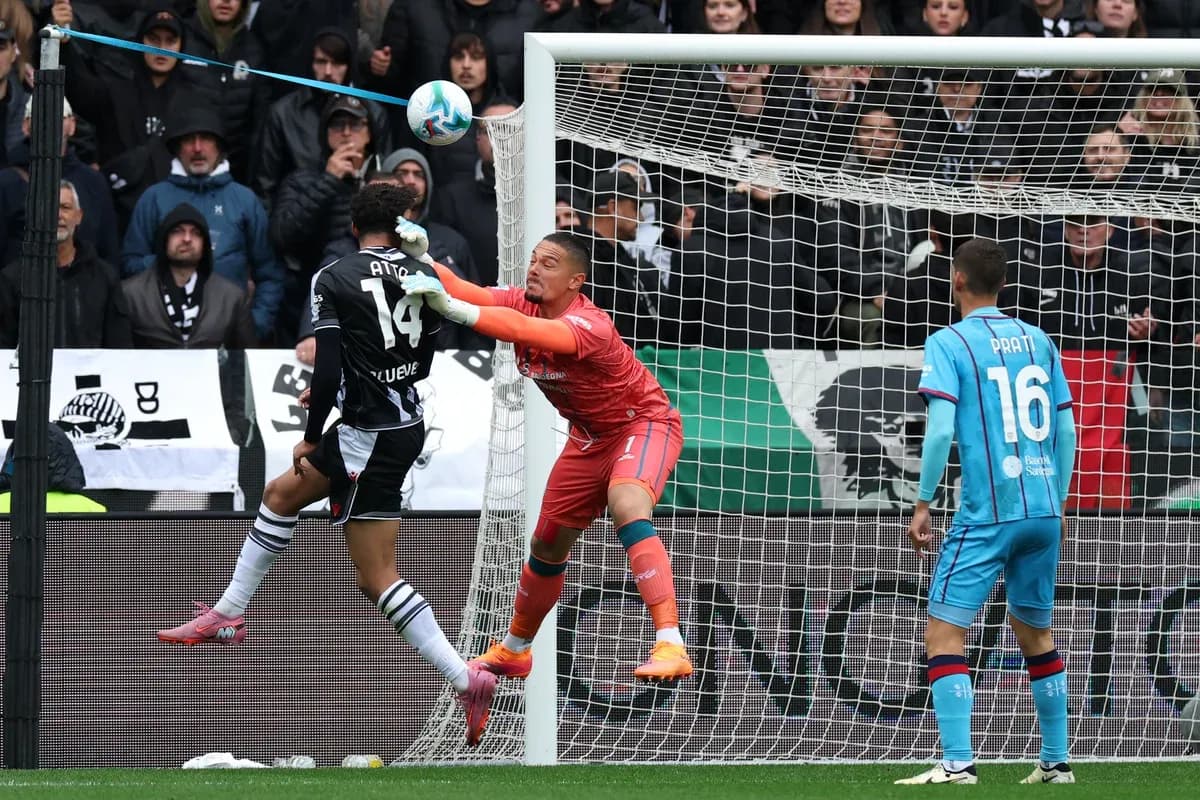 Jugadores de Cagliari y Udinese en acción