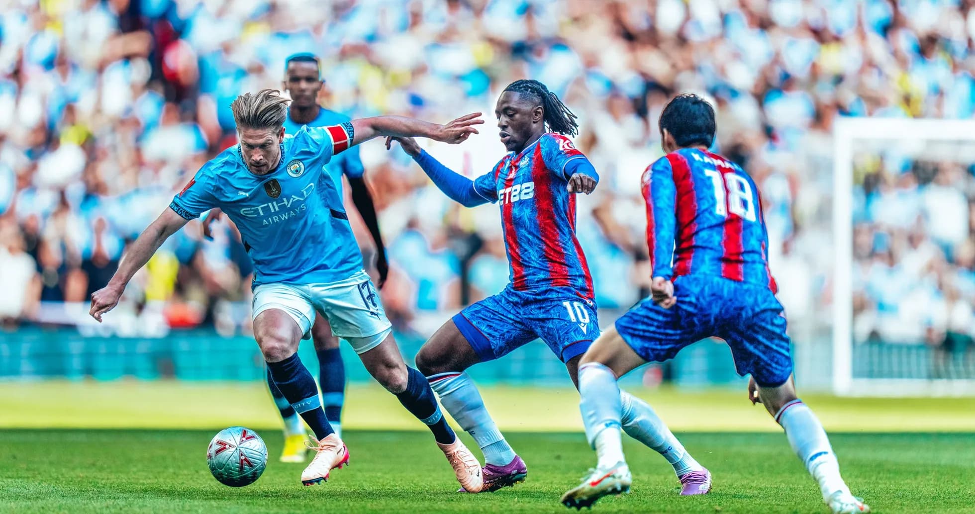Jugador de Manchester City driblando a adversarios