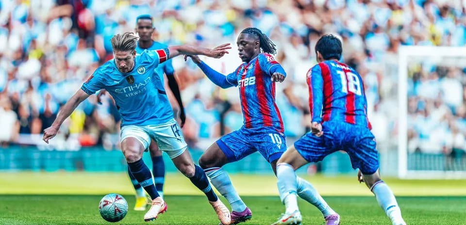 Jugador de Manchester City driblando a adversarios