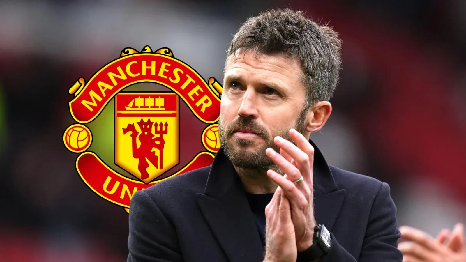 Entrenador aplaudiendo con logo de Manchester United