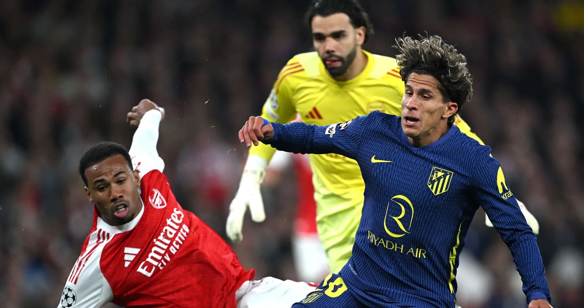 Jugadores en acción durante el partido Arsenal-Atlético
