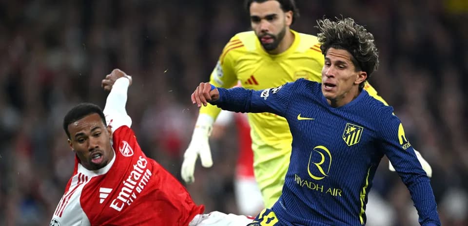 Jugadores en acción durante el partido Arsenal-Atlético