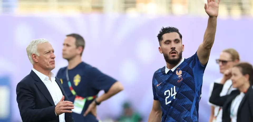 Jugador francés saludando al entrenador durante partido