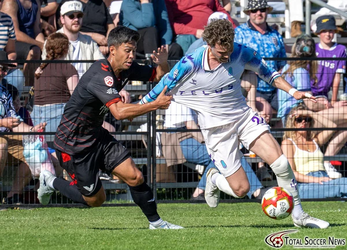Jugador de Vancouver FC desafiando a rival de Pacific FC