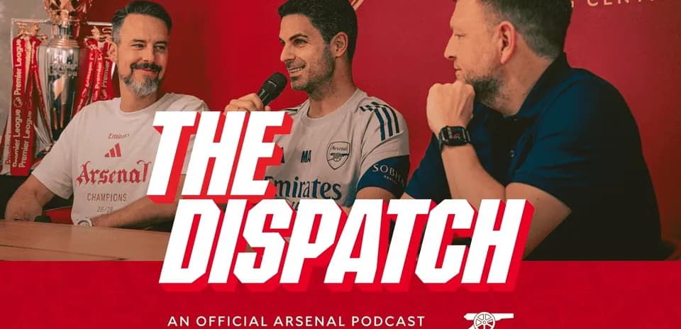 Tres hombres discutiendo en un podcast de Arsenal
